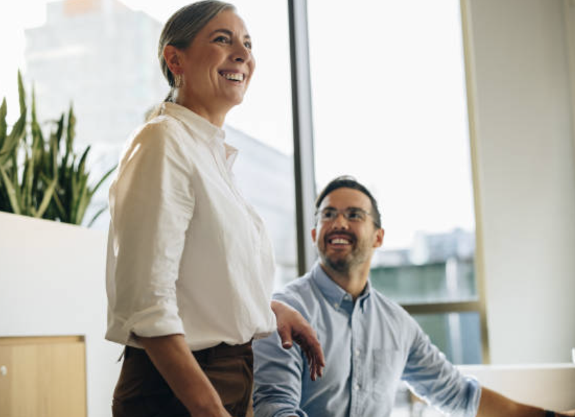 Mujer y hombre sonrientes en la oficina