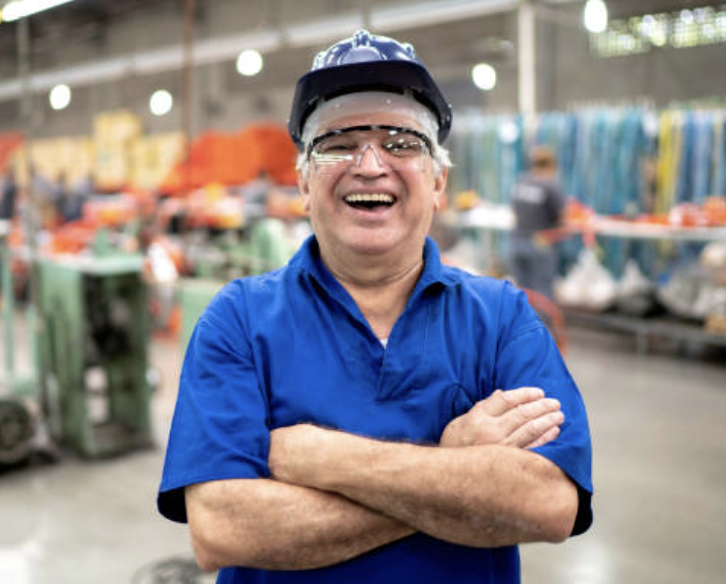 Trabajador feliz en fábrica