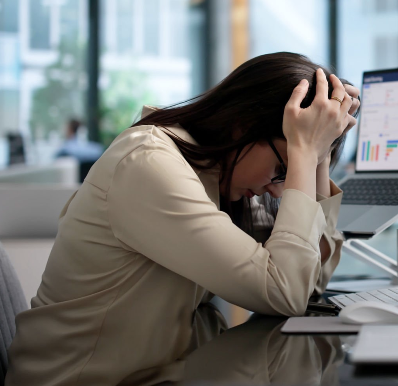 Persona con estrés en la oficina